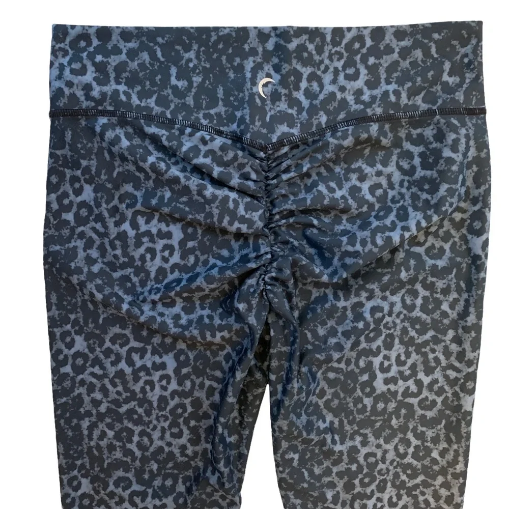 ZYIA Active Stone Leopard Scrunchy Light and Luxe Leggings - Picture 5 of 7